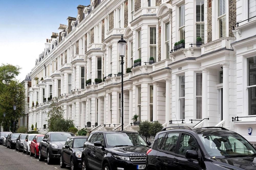 undefined Luxury Kensington Apartment 2