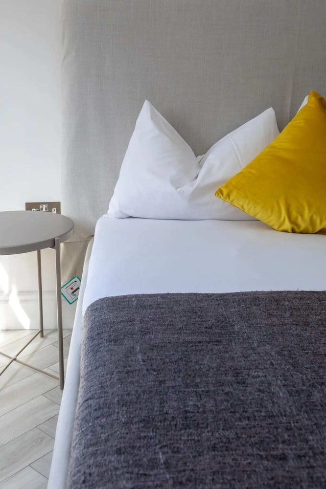 undefined Stylish 3BD Maisonette With Garden in Homerton 2