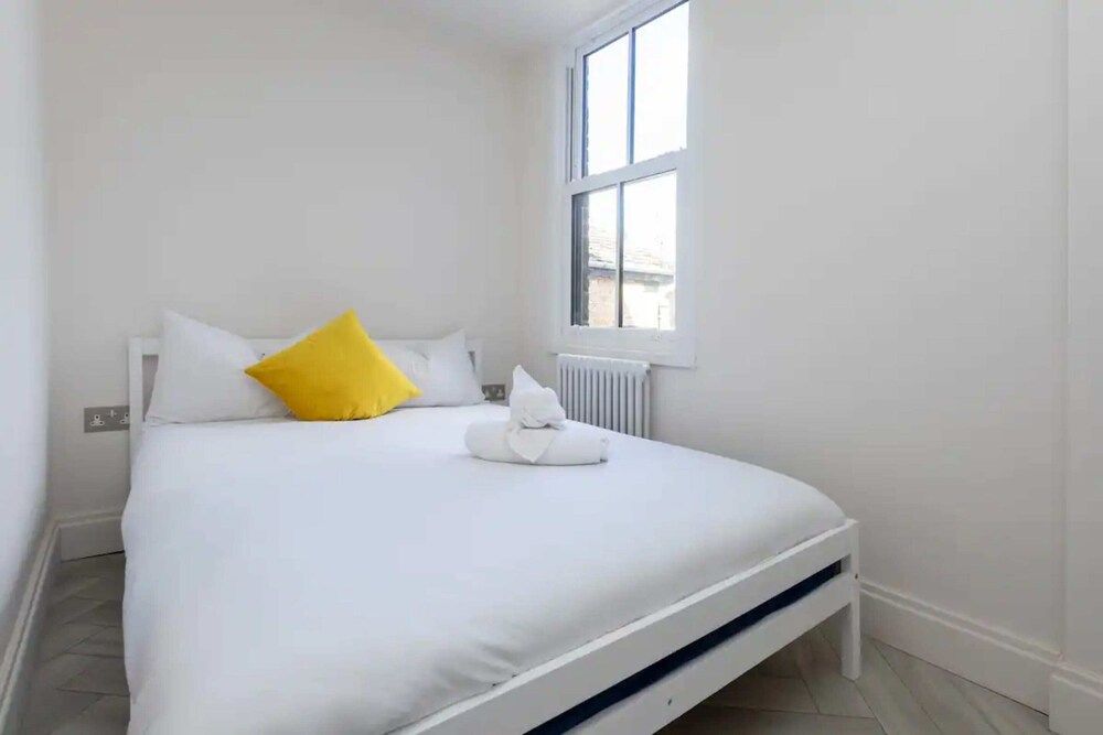 undefined Stylish 3BD Maisonette With Garden in Homerton 7