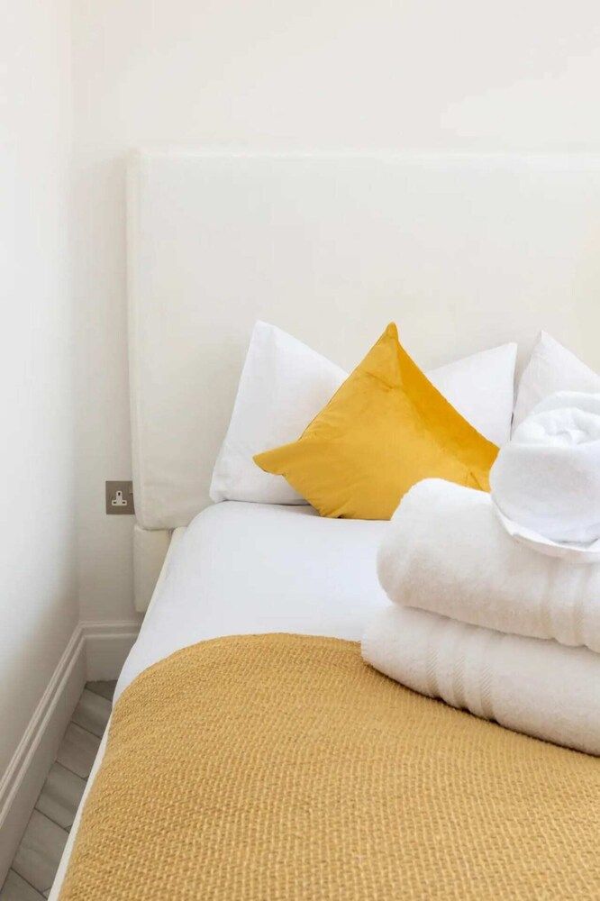 undefined Stylish 3BD Maisonette With Garden in Homerton 9