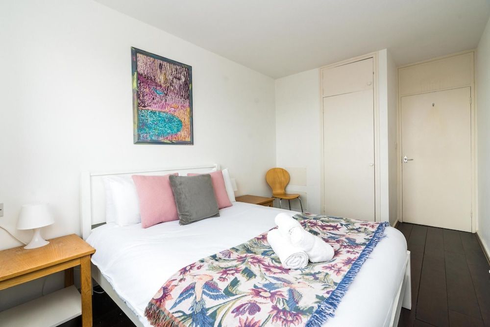 undefined A Skyhigh Stay for 2 in Vauxhall London 4