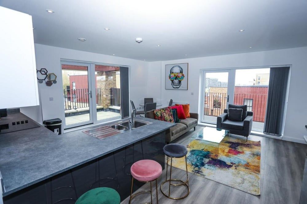 undefined Immaculate 2-bed Apartment in London 9