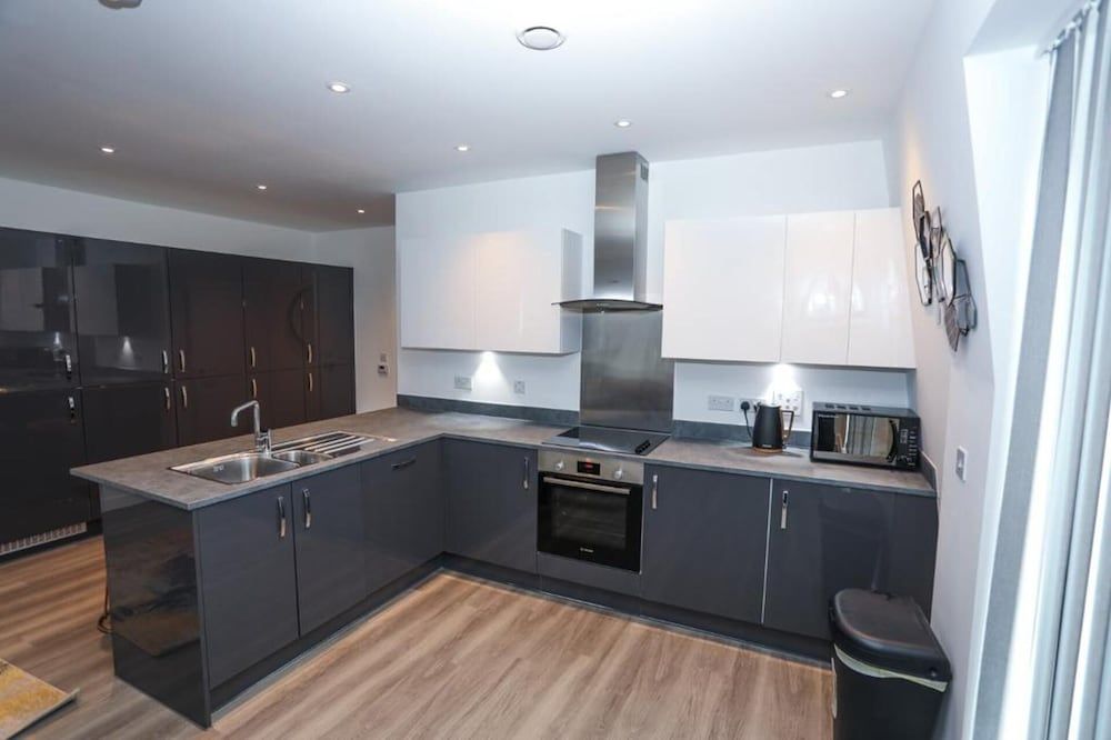 undefined Immaculate 2-bed Apartment in London 8
