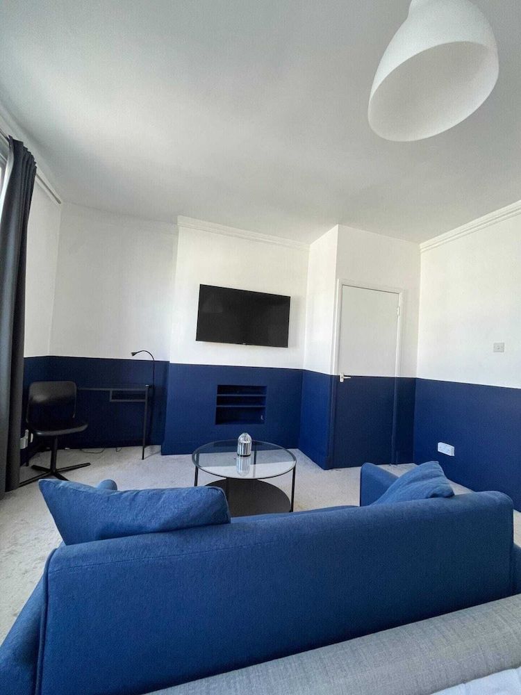 undefined Lovely 1BD Flat With Large Windows - Highbury 10