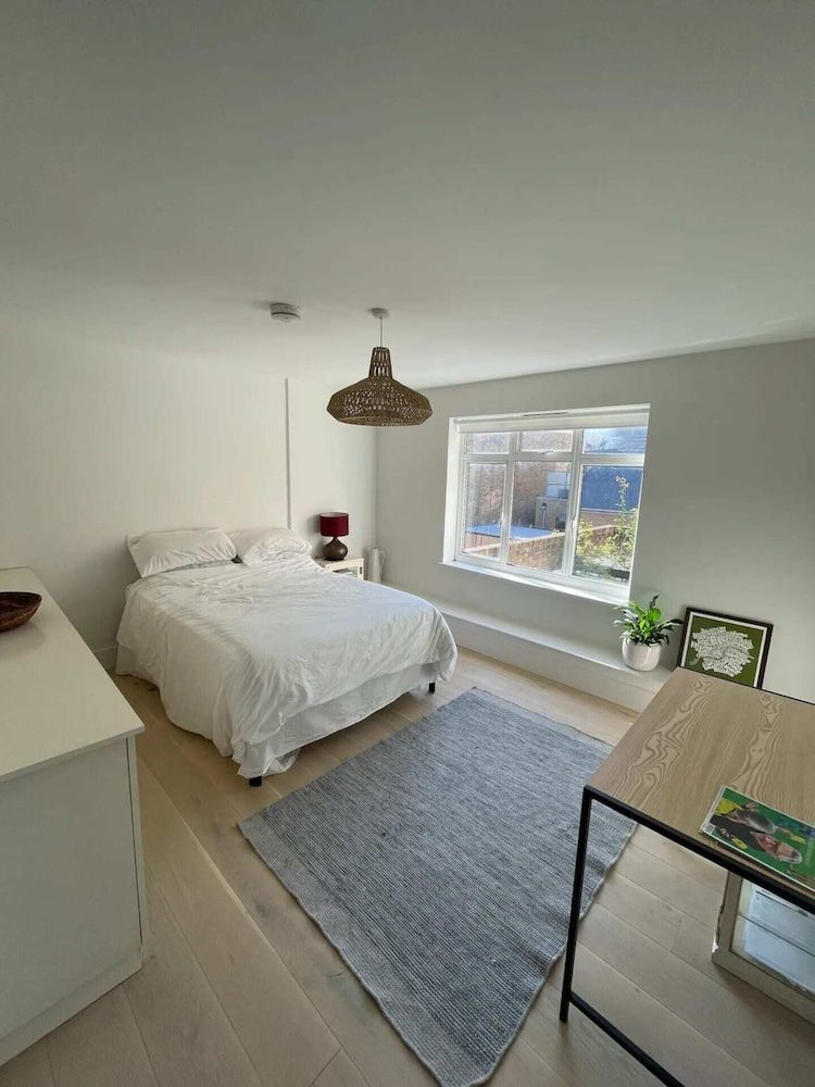 undefined Beautiful 2BD Flat With Private Courtyard- Borough 10