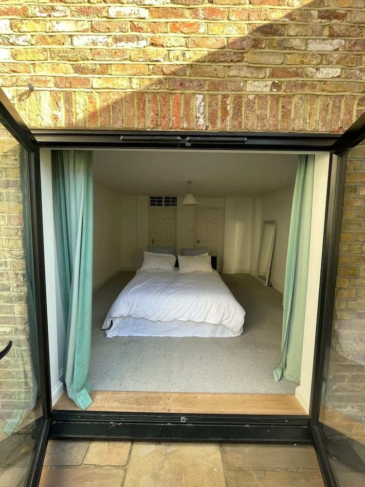 undefined Beautiful 2BD Flat With Private Courtyard- Borough 6