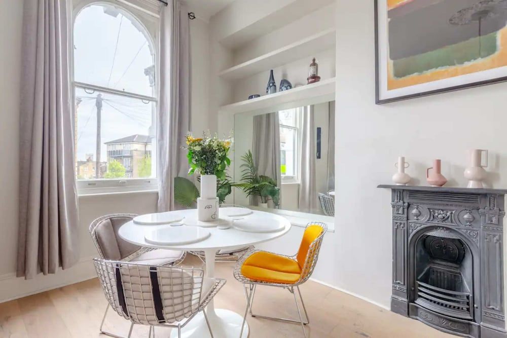 undefined Sophisticated 1BD Flat Near Clapham 3