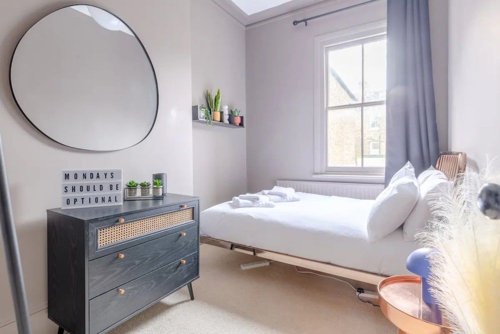 undefined Sophisticated 1BD Flat Near Clapham 5