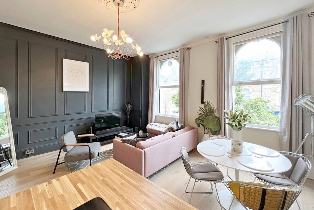 undefined Sophisticated 1BD Flat Near Clapham 2