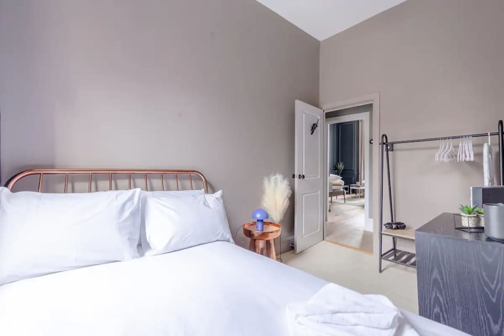 undefined Sophisticated 1BD Flat Near Clapham 6