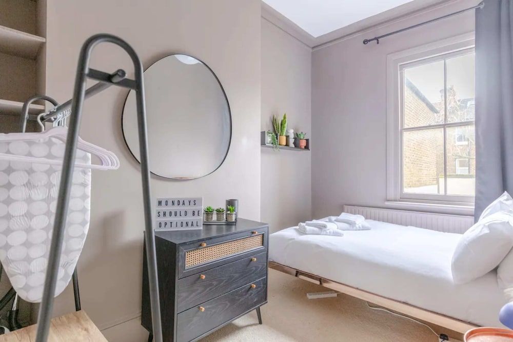 undefined Sophisticated 1BD Flat Near Clapham 8