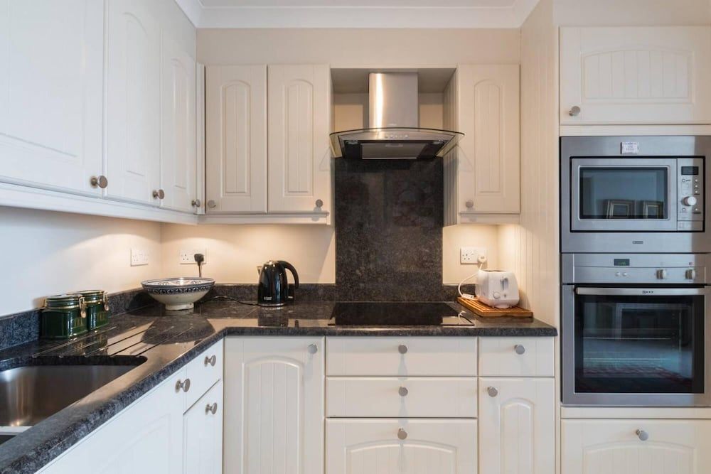 undefined Bright Traditional 1bed Battersea Riverside Apt 3