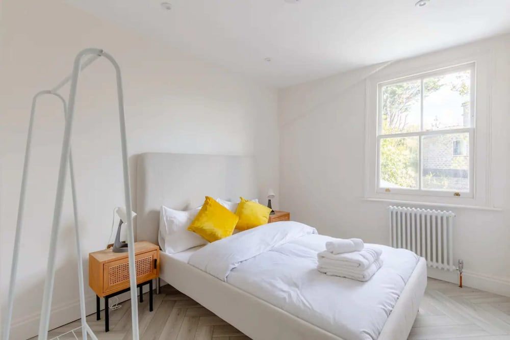 undefined Chic & Modern 2BD Maisonette in Homerton 6