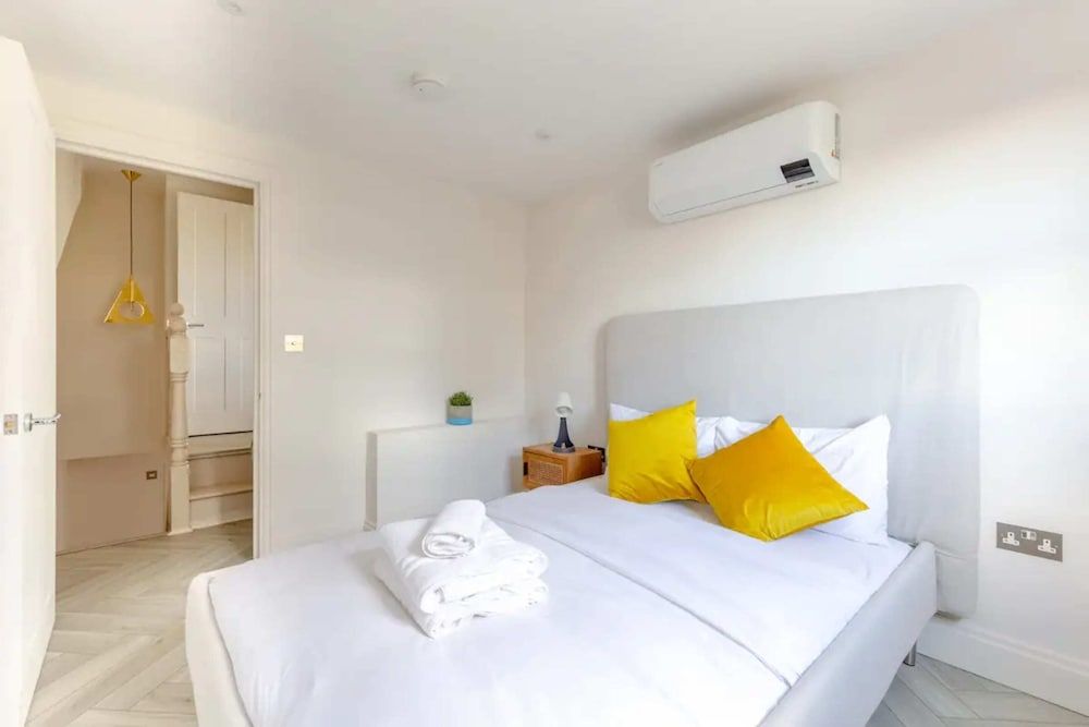 undefined Chic & Modern 2BD Maisonette in Homerton 3