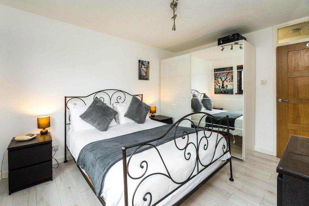 undefined Luxury Islington Apartment with Balcony  4