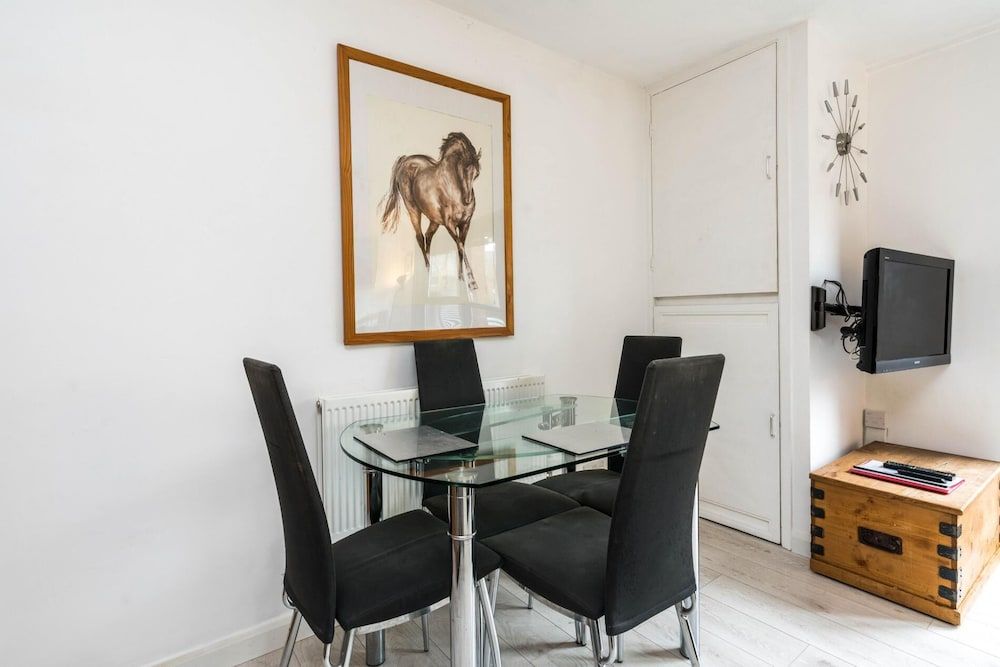 undefined Luxury Islington Apartment with Balcony  2