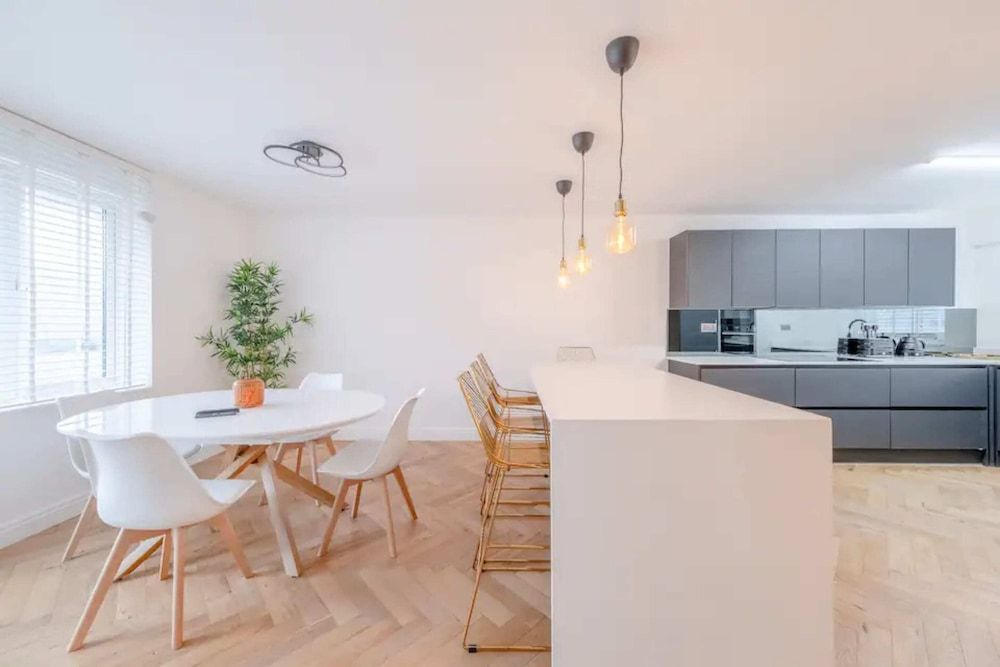 undefined Central 3BD Flat With Balcony in Paddington 4