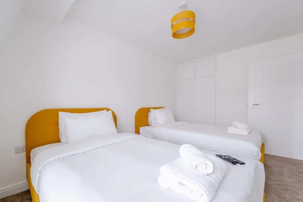 undefined Central 3BD Flat With Balcony in Paddington 9