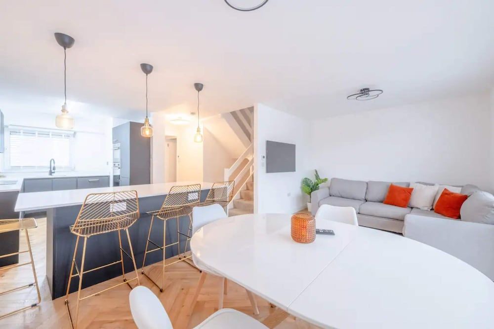 undefined Central 3BD Flat With Balcony in Paddington