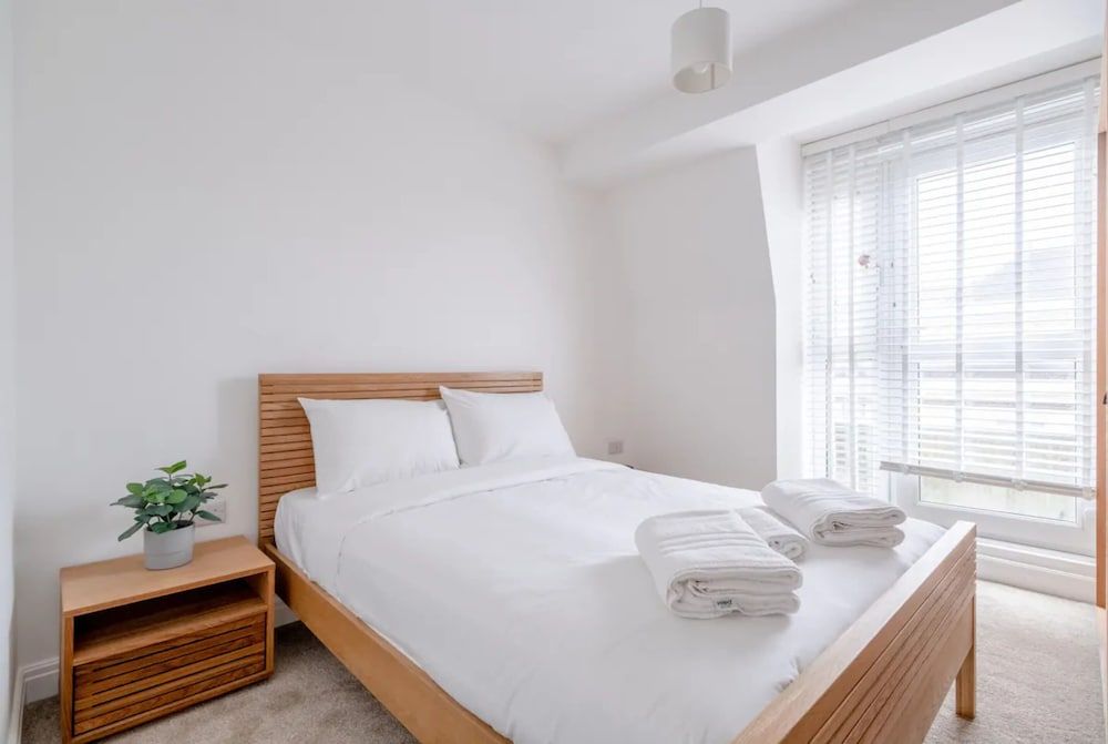 undefined Central 3BD Flat With Balcony in Paddington 8