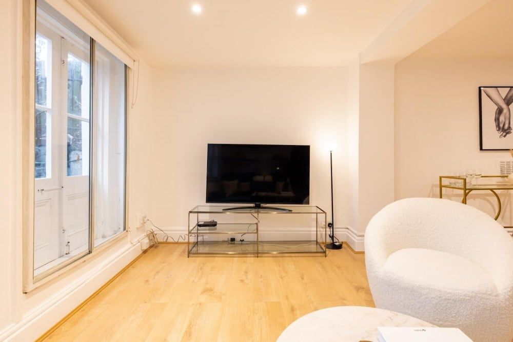 undefined The Brixton Place - Stunning 1bdr w Study Room 3