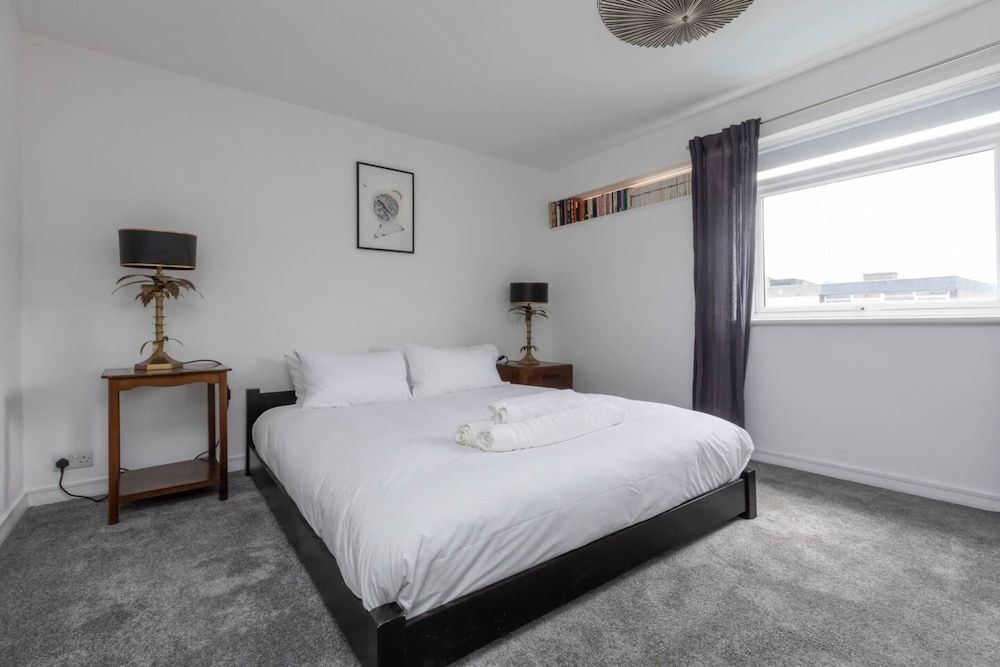 undefined Spacious & Cosy 2 bed Flat With Terrace & Parking 7