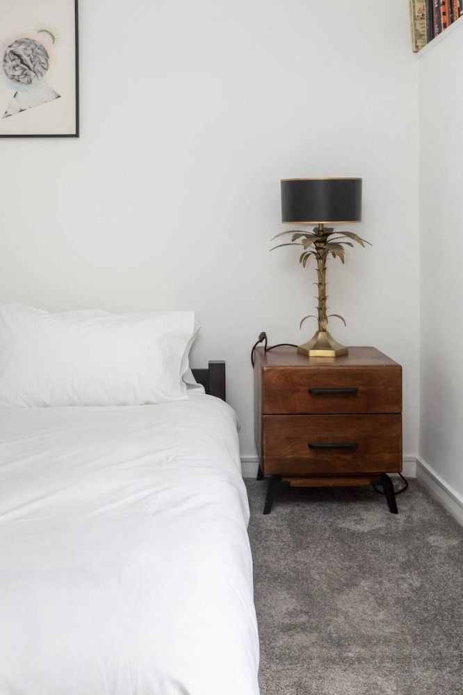 undefined Spacious & Cosy 2 bed Flat With Terrace & Parking 8