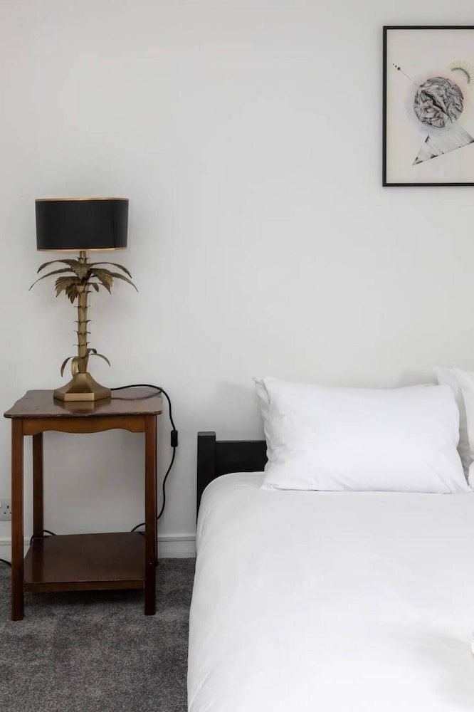 undefined Spacious & Cosy 2 bed Flat With Terrace & Parking 9