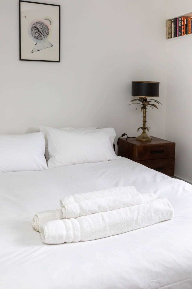 undefined Spacious & Cosy 2 bed Flat With Terrace & Parking 5