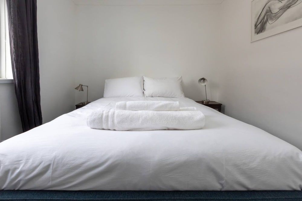 undefined Spacious & Cosy 2 bed Flat With Terrace & Parking