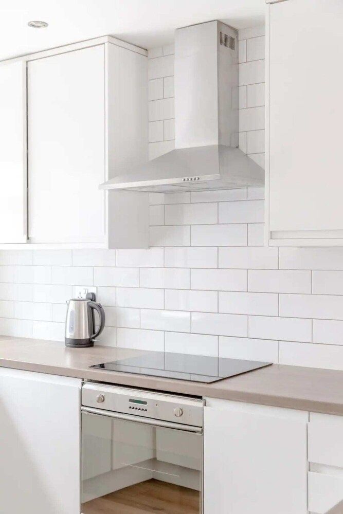 undefined Bright 2BD Flat With Balcony - Tower Hill 10