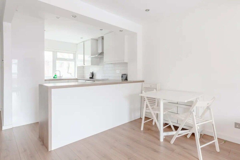 undefined Bright 2BD Flat With Balcony - Tower Hill 9