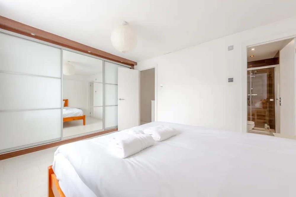 undefined Bright 2BD Flat With Balcony - Tower Hill 5