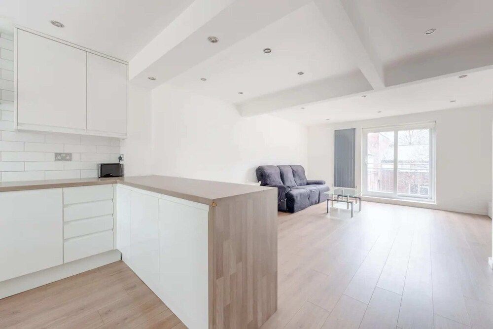 undefined Bright 2BD Flat With Balcony - Tower Hill 8