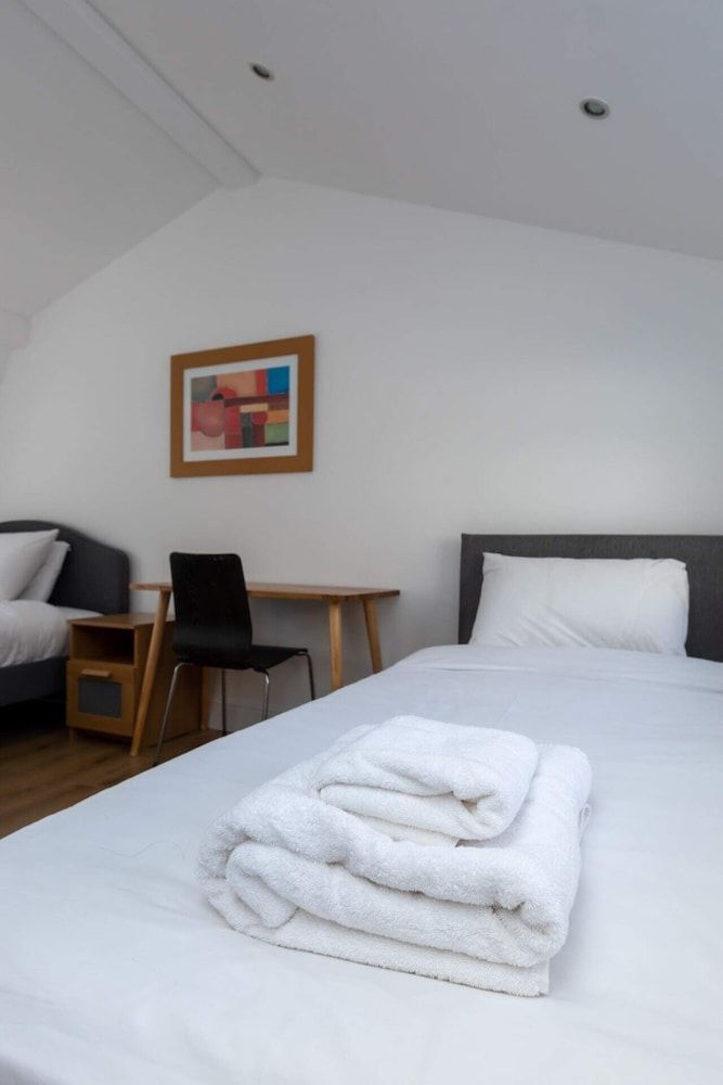 Spaciously Renovated 2BD Flat - Camden Basic Apartment, Multiple Beds 12