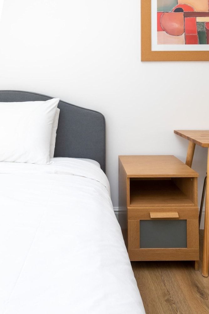 Spaciously Renovated 2BD Flat - Camden Basic Apartment, Multiple Beds 11