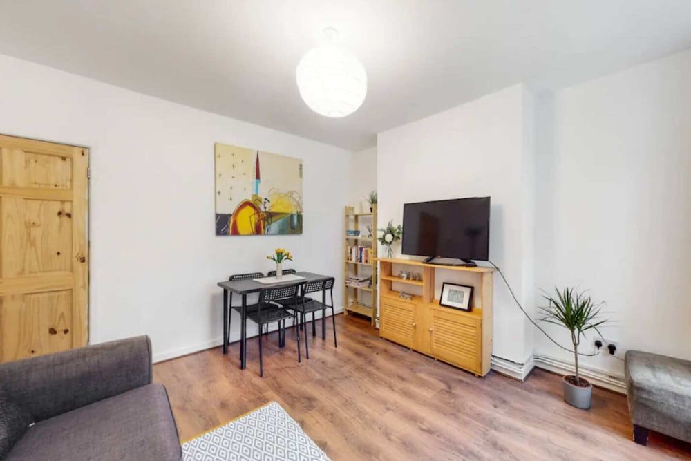 undefined Central & Cosy 2BD Flat Near Canary Wharf 2