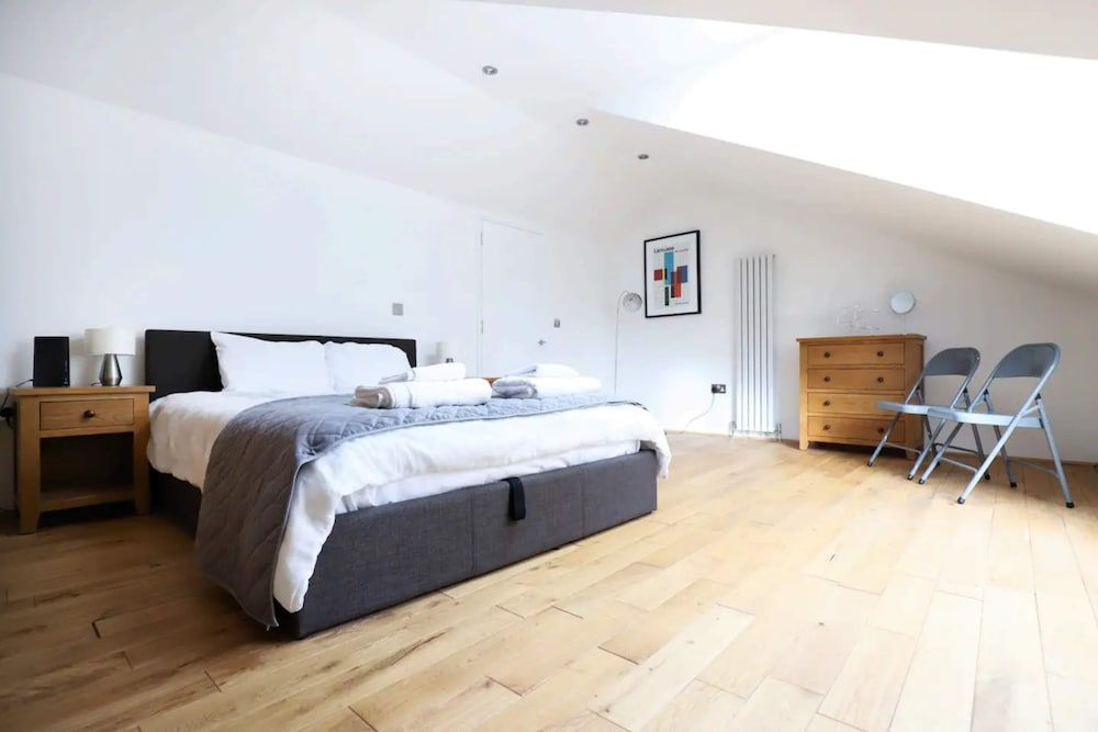 undefined Luxury 2BD Split-level Penthouse - Pimlico 4