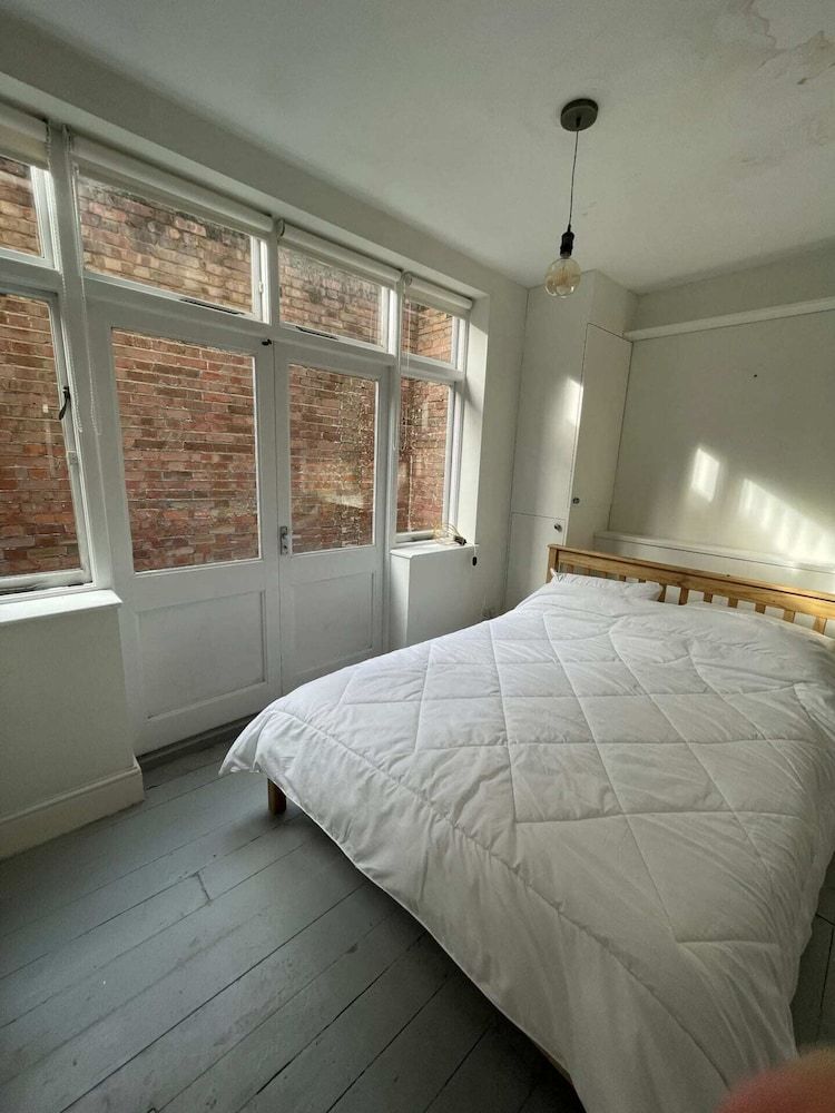 undefined Spacious & Unique 1BD Flat - Bethnal Green 3