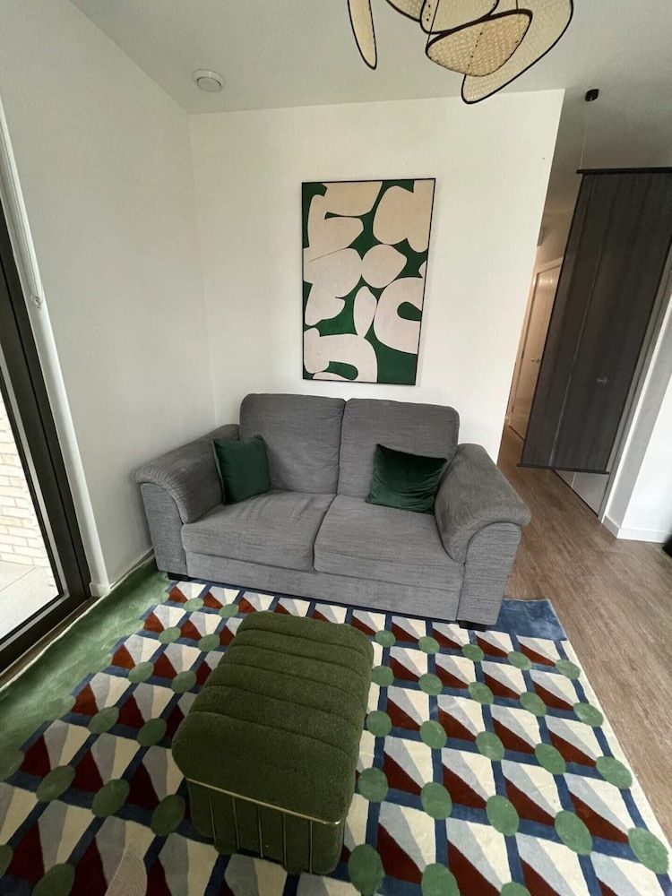 undefined Sleek & Stylish 1BD Flat With Balcony - Old Street 7