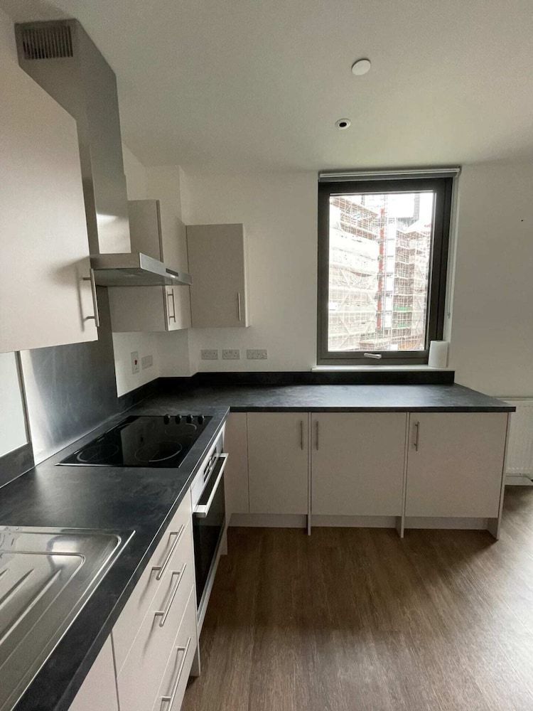 undefined Sleek & Stylish 1BD Flat With Balcony - Old Street 2