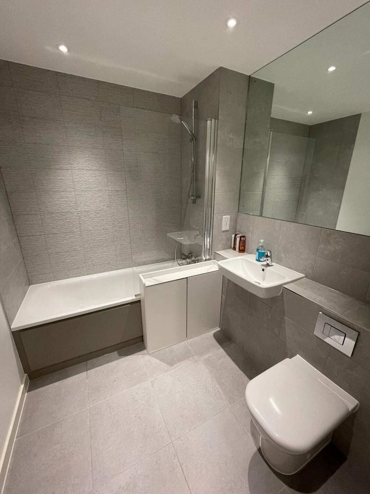 undefined Sleek & Stylish 1BD Flat With Balcony - Old Street 5