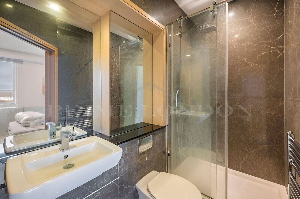 undefined Still Life Euston Deluxe 8