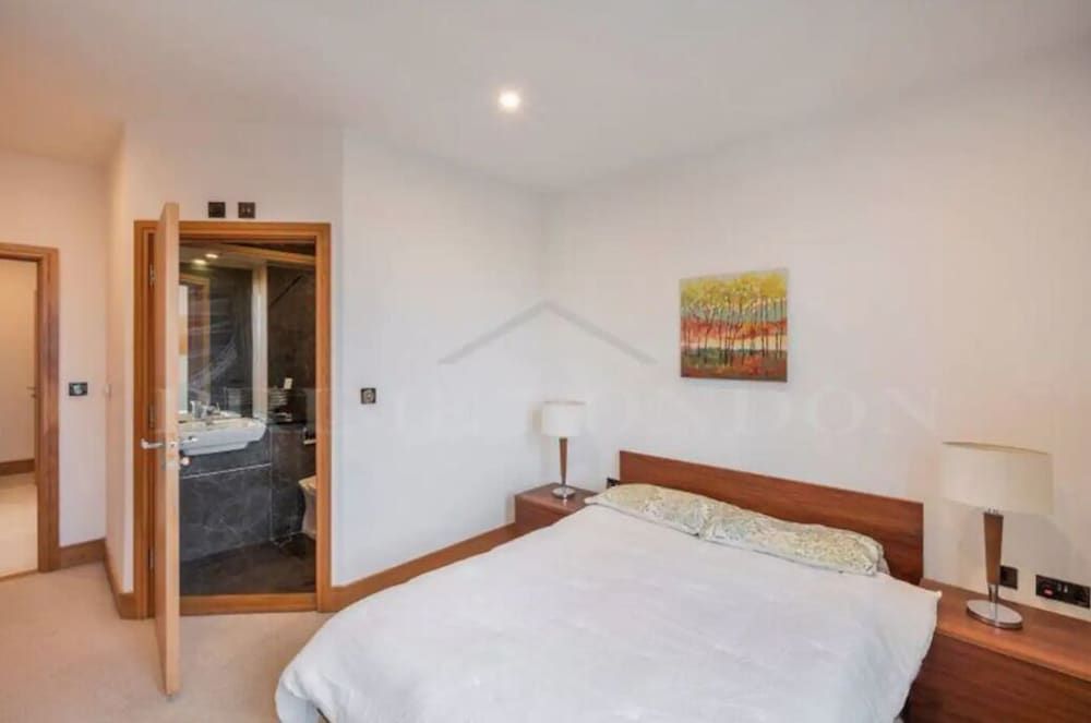 undefined Still Life Euston Deluxe 2