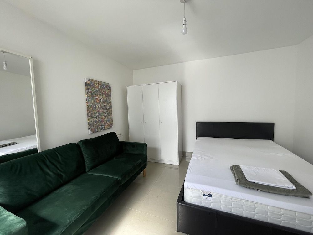 undefined Immaculate 1-bed Studio in London 6