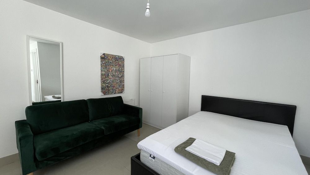 undefined Immaculate 1-bed Studio in London 7