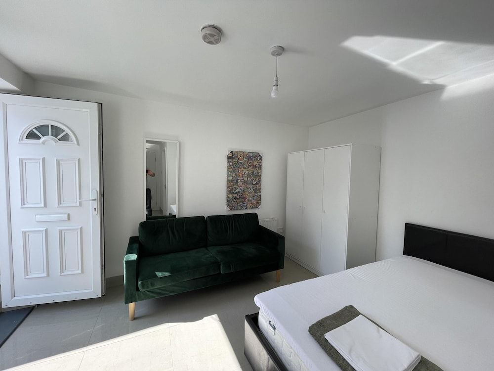 undefined Immaculate 1-bed Studio in London 9
