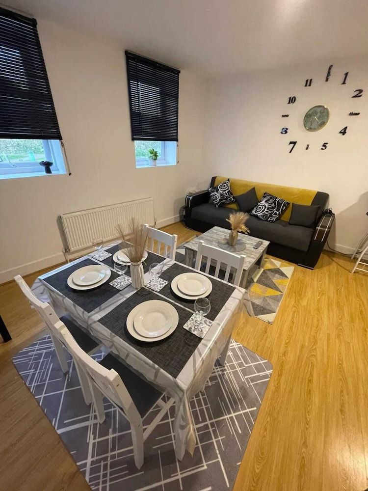 undefined Sleek & Cosy 1BD Flat - Mile End 2