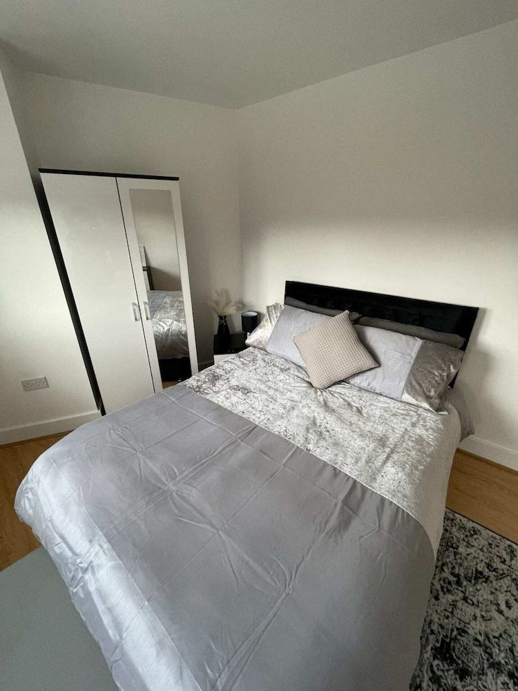 undefined Sleek & Cosy 1BD Flat - Mile End 4