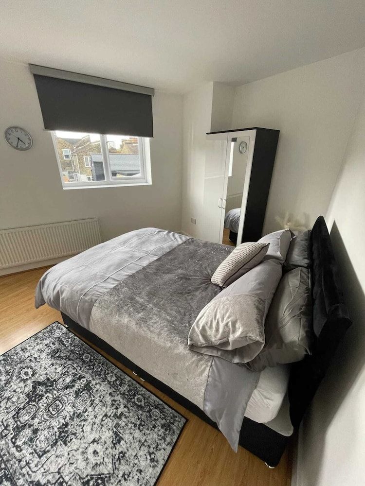 undefined Sleek & Cosy 1BD Flat - Mile End 5